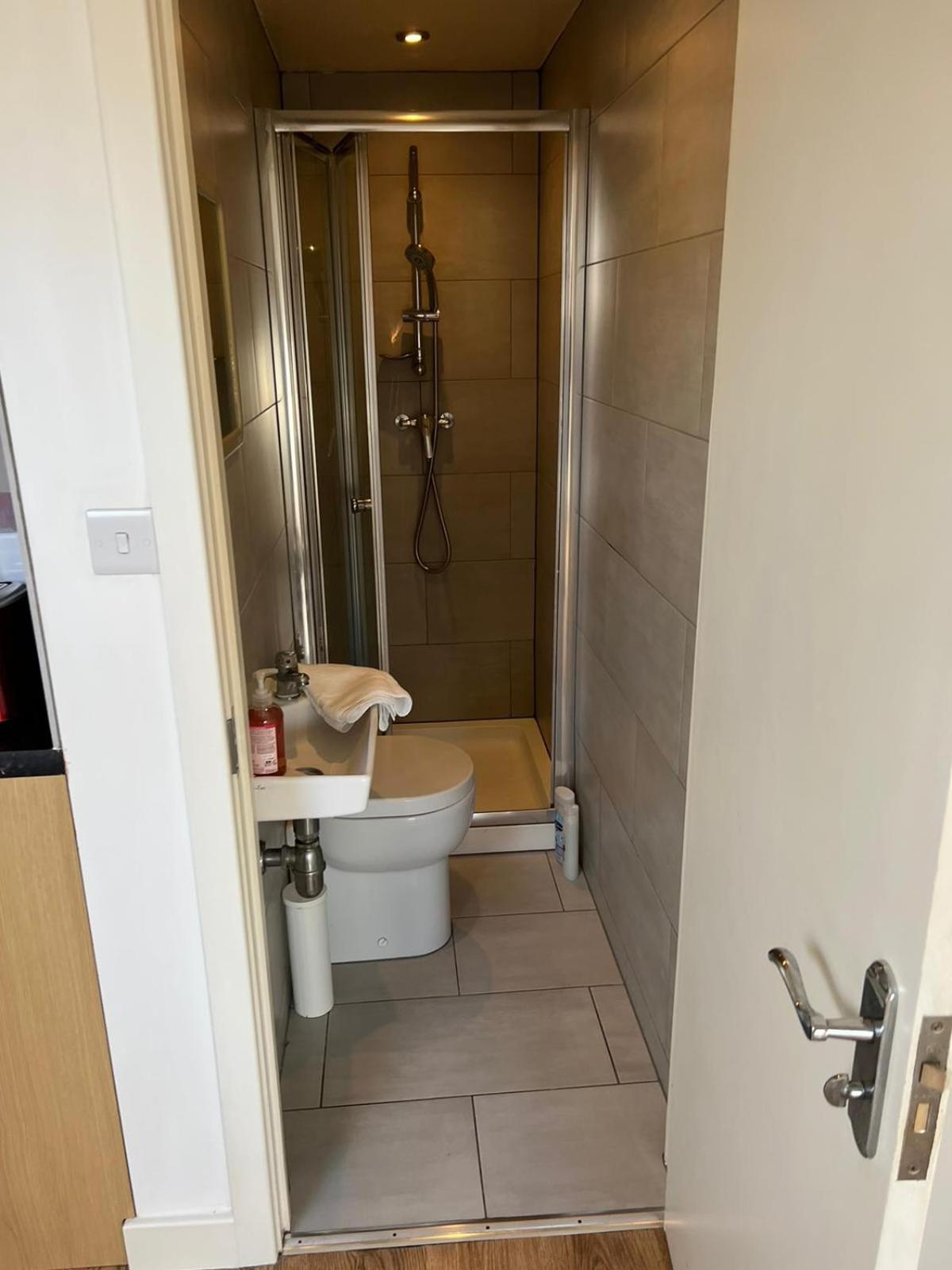 Alloggio in famiglia Private With Your Shower And Kitchen